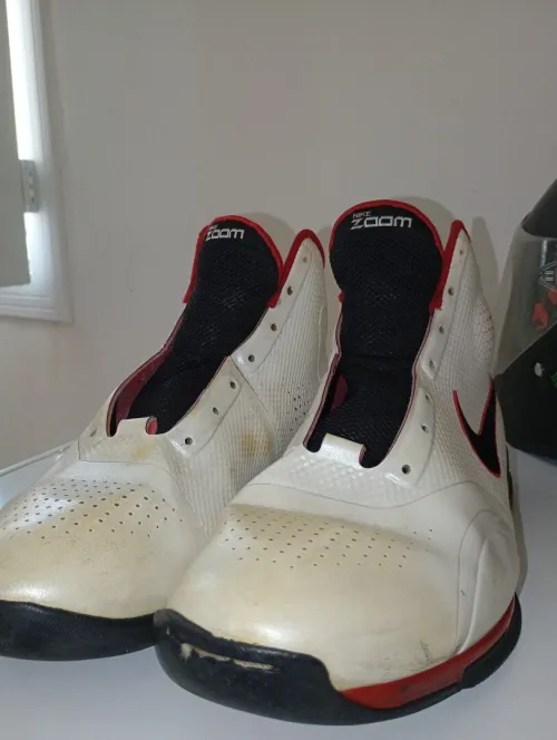 Basketball shoes