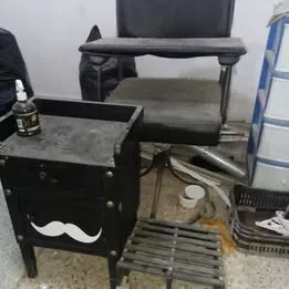 liquidation  01 chaises / Support d'Enfant / Repose Pieds . : 01 كرسي حلاقة للرجال و سند الاقدام