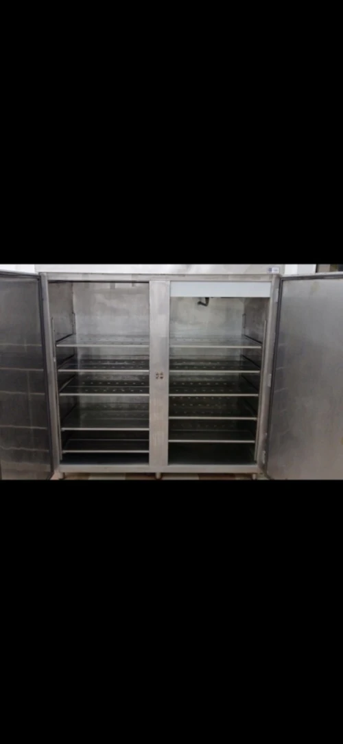 Armoire frigorifique 100% inox alimentaire de marque simafe. 
