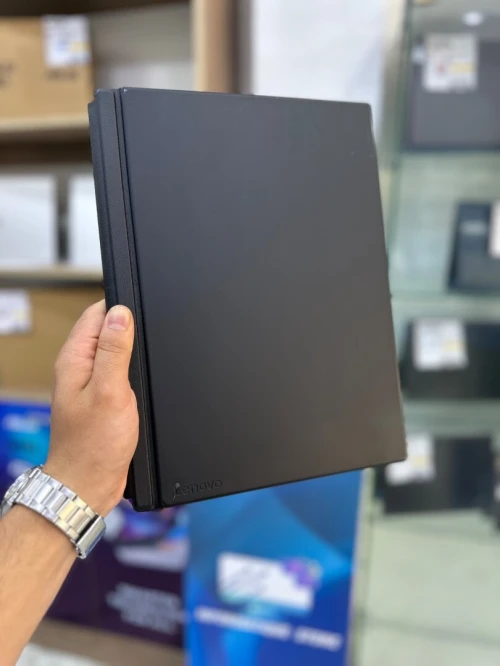 THINKPAD X1 2-1  CORE : intel i7 / 8650U DISC : 256 GB  (SSD)  RAM : 16 GB  