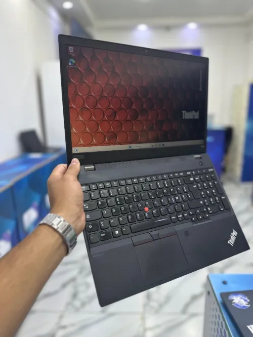 THINKPAD P15s  CORE : INTEL i5 - 1145G7 DISC : 512 GB  (SSD)  RAM : 16 GB  NVIDIA T500 4GB