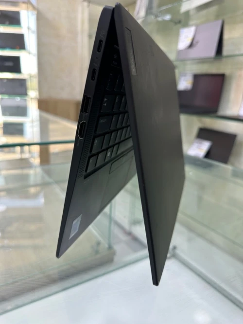 THINKPAD X1 CARBON  CPU: CORE i7 / 1165G7 DISC : 01 TB   32 GB   4K