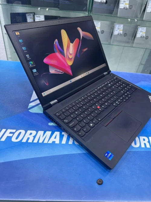 THINKPAD P15 WORKSTATION  CORE : INTEL I7 - 11800H DISC :  512 GB  (SSD)  RAM : 64 GB  NVIDIA T1200