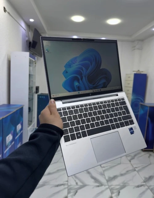 HP ELITEBOOK 830 G10 TACTILE CORE : INTEL I5 - 1345U DISC :  256 GB (SSD)  RAM : 16 GB