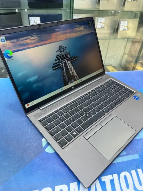 HP Z BOOK FIRE FLY 15 G8 CORE : INTEL i7 - 1165G7 DISC :  512 GB  (SSD)  RAM : 16 GB NVIDIA T500 04GB