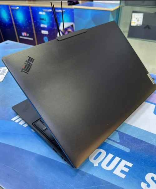 THINKPAD P16s GEN3  CORE : INTEL ULTRA 7 165H DISC :  512 GB  (SSD)  RAM : 32 GB DDR 5RTX A500 ADA 4GB