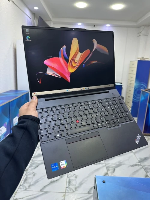 THINKPAD E16  CORE : INTEL i5 - 1335U DISC :  512 GB  (SSD)  RAM : 16 GB