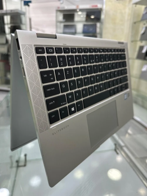 HP ELITEBOOK 1030 X360 CPU: CORE I5 / 8365U  DISC : 512 GB  (SSD) RAM : 16 GB   