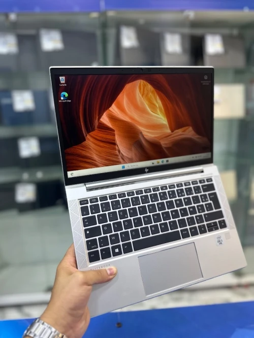 HP ELITEBOOK 830 G7  CORE : intel i5 / 10 eme  DISC : 256 GB  (SSD)  RAM : 16 GB TACTILE 