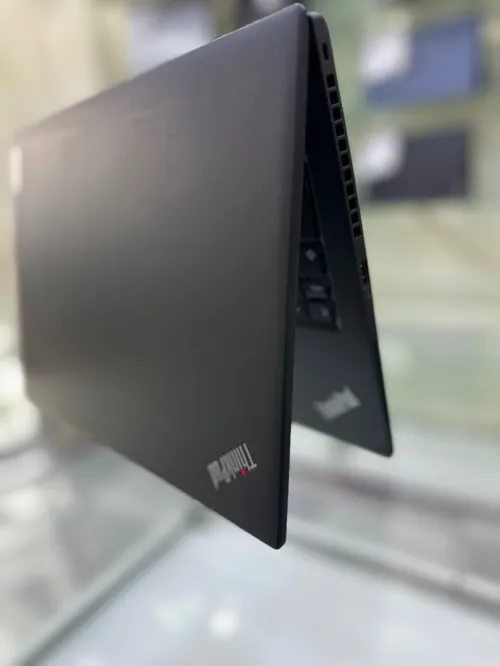 THINKPAD T14 S GEN4  CORE : i5 / 1335U  10  cœur 12MB CACHE  DISC : 512 GB  (SSD) RAM : 16 GB   