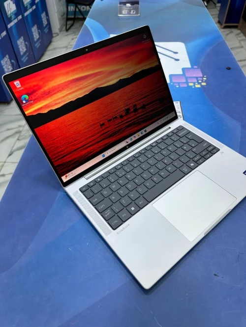 HP ELITE BOOK X G1i CORE : ULTRA 7 268V DISC :  512 GB  (SSD)  RAM : 32 GB DDR 6  