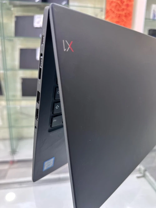 THINKPAD X1 Carbon  CORE : i5 / 08 eme  DISC : 256 GB  (SSD) RAM : 16 GB   