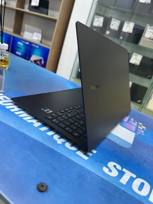 SAMSUNG GALAXIE BOOK 2 PRO  CORE : i5 / 1240P DISC : 512 GB  (SSD) RAM : 08 GB
