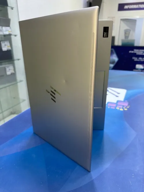HP ELITEBOOK 860 G11 CORE : ULTRA 7 165U DISC : 512 GB  (SSD)  RAM : 32 GB 