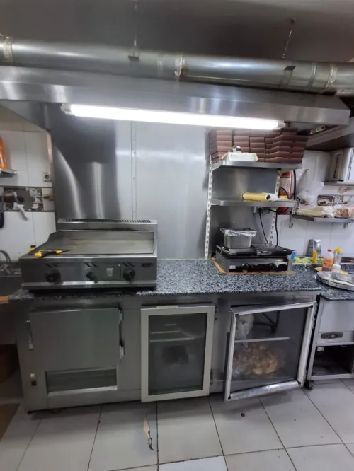 Table réfrigérée inox avec plan de travail pour restaurant et fast-food