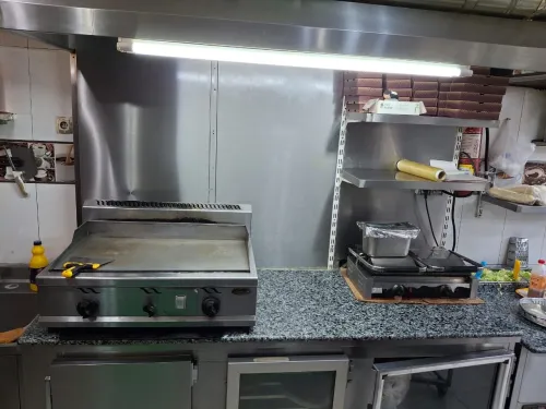 Table réfrigérée inox avec plan de travail pour restaurant et fast-food