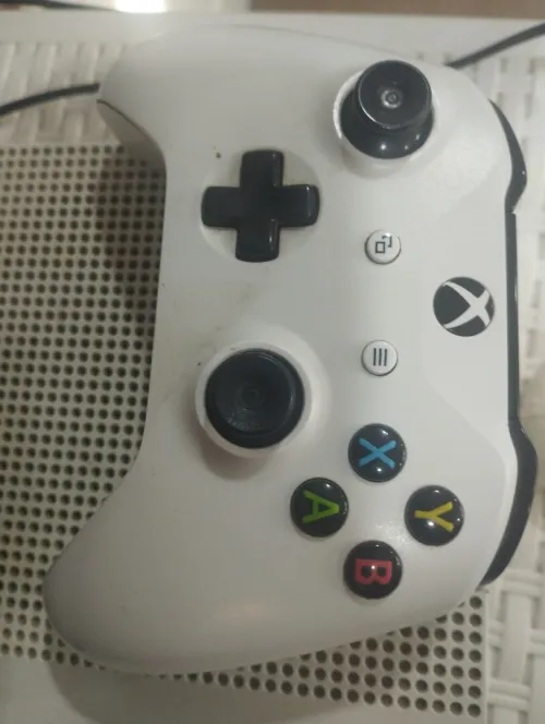 Xbox One S 1000GO manette originale + 30 jeux + 2 CD