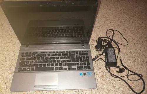 Ordinateur portable Samsung i3، 300E