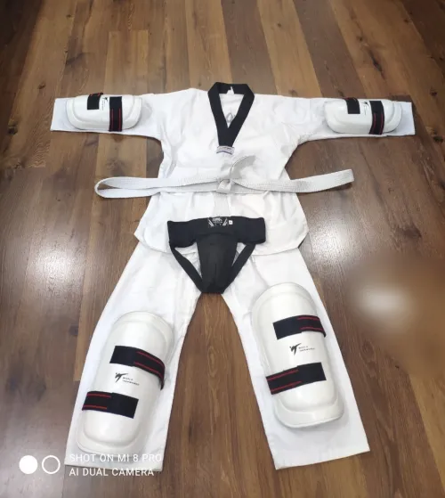 2 Tenues taekwondo 