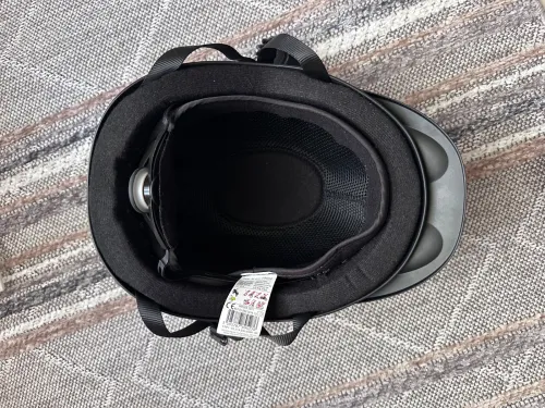 casque et des bottes pour enfants 