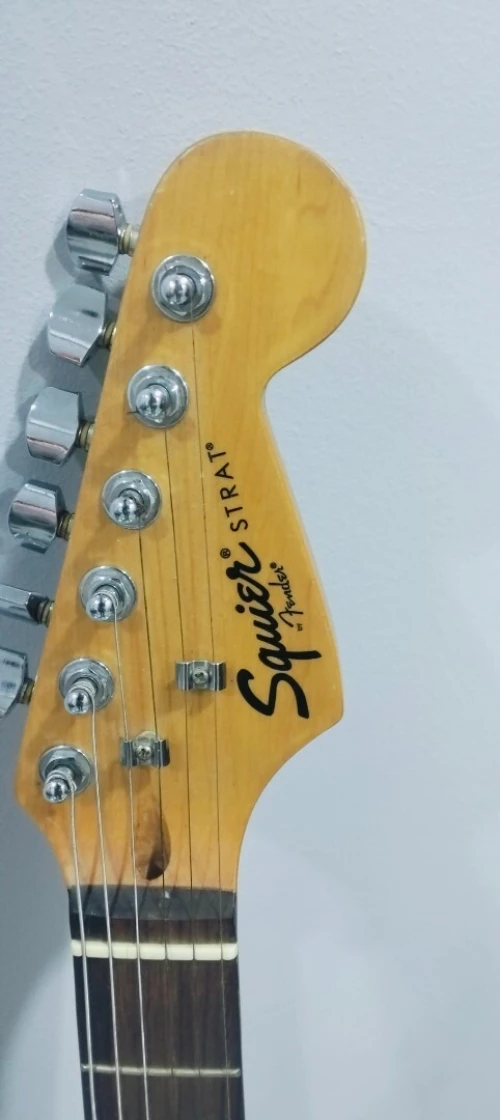 Guitare électrique squier by fender avec son accordeur et une housse guitare