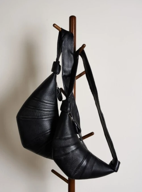 Sac en cuir d'agneau  style croissant  bandoulière   look décontracté  niche française