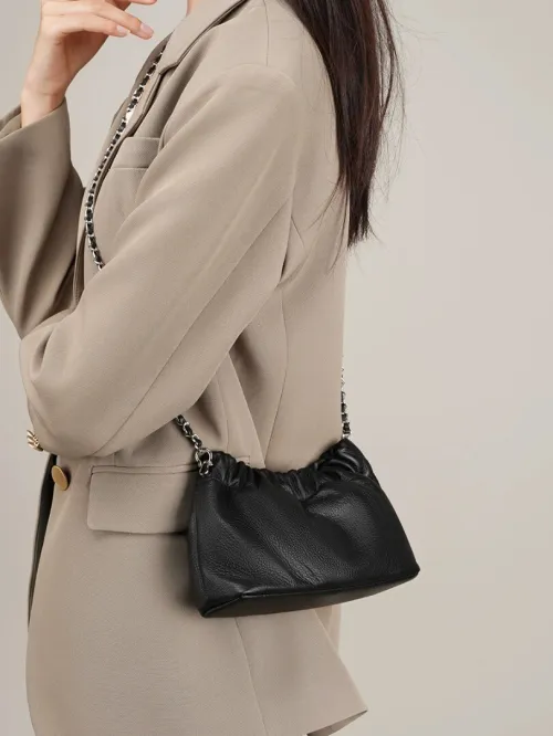 Sac sous le bras à chaîne tendance 2025 pour femme sac nuage plissé haut de gamme en cuir de vache bandoulière épaule chaîne à boule dorée