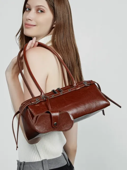Sac baguette long en cuir véritable, style motard cool, design niche rétro avec décoration ceinture, nouveau modèle, à porter sur lépaule ou sous le bras, pour femme