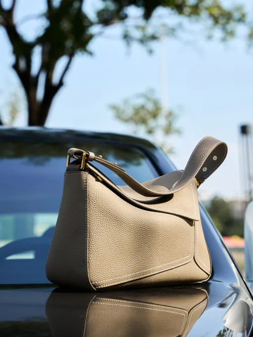 Sac géométrique en cuir de vache pleine fleur nouveau modèle 2026 à porter sur l épaule ou sous le bras sac oreiller pour femme bandoulière pour le travail