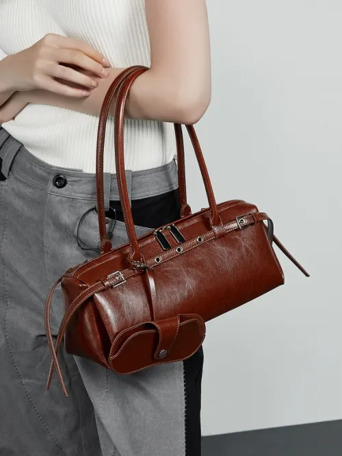 Sac baguette long en cuir véritable, style motard cool, design niche rétro avec décoration ceinture, nouveau modèle, à porter sur lépaule ou sous le bras, pour femme