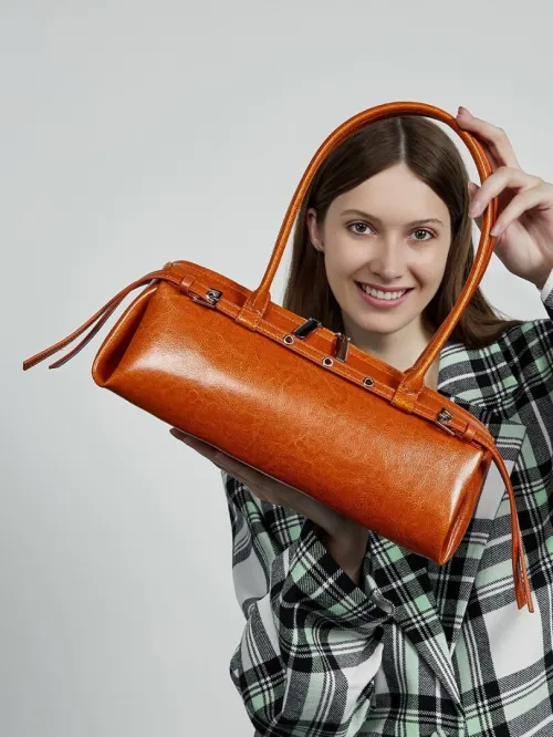 Sac baguette long en cuir véritable, style motard cool, design niche rétro avec décoration ceinture, nouveau modèle, à porter sur lépaule ou sous le bras, pour femme