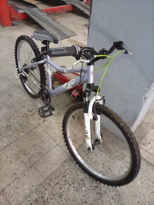 Vélo VTT Btwin 24 pouces comme neuf blanc