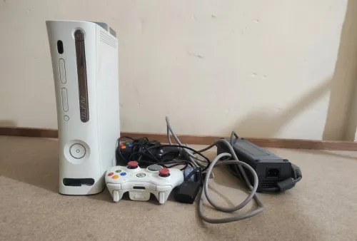 Xbox 360 Fat للبيع بحالة جيدة مع 2يد تحكم