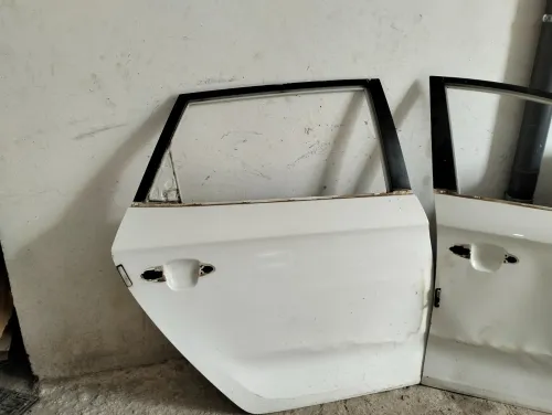 Portes côté gauche Kia carens 2014