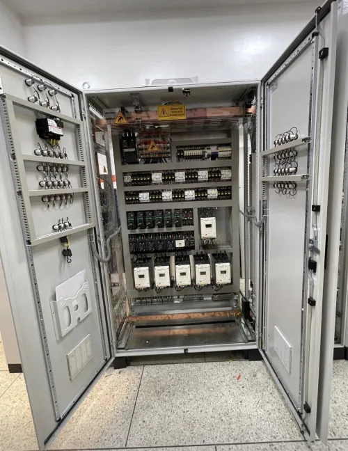 Montage et câblage armoires électriques ( TGBT , automatisme, distribution, pompage , démarreur progressif, variateur de vitesse ..)