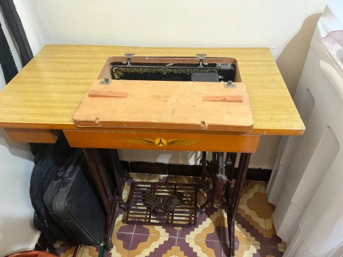 Machine a coudre ancienne pédales avec meuble integré