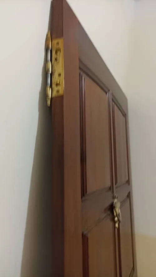 Une porte d'entré en bois rouge