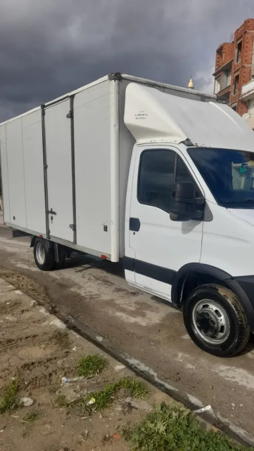 Location fourgon sans chauffeur équipée caisse conteneur