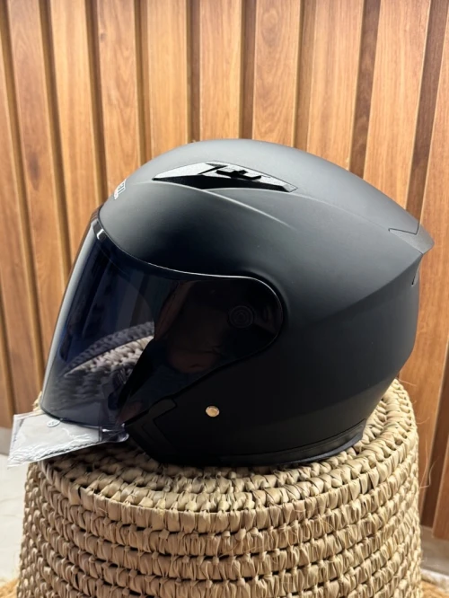 Casque moto noir mat
