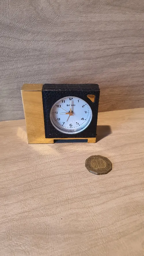 Joli petit réveil luxe de la marque BAYARD en cuir et laiton, Horloge