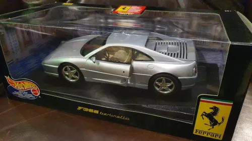 Ferrari F355 berlinetto HotWheels Matel avec license officiel Ferrari 1/18