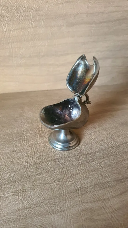 Vintage mini cendrier de voyage en metal argenté sous forme de saussière 