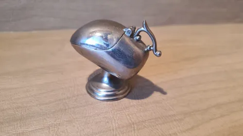 Vintage mini cendrier de voyage en metal argenté sous forme de saussière 