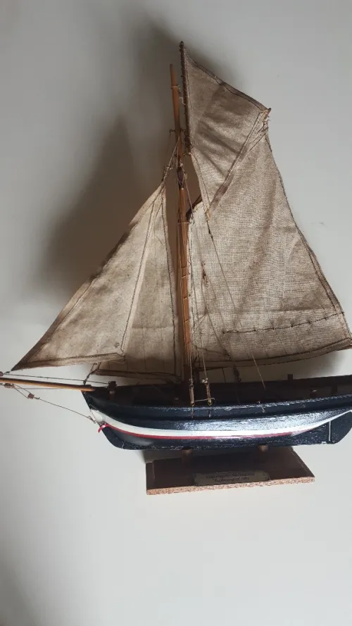 Ancienne maquette de bateau, voilier Kraabbenkutte 1900 en bois, décor marin 