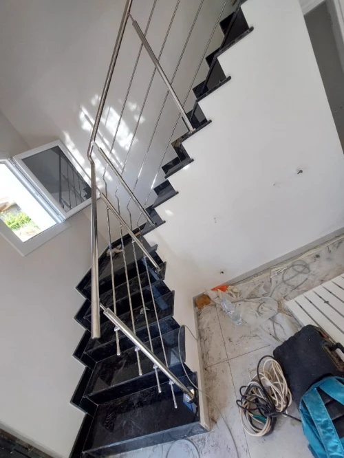 garde corp en inox et en verre, rampe d'escalier en inox et en verre trempé