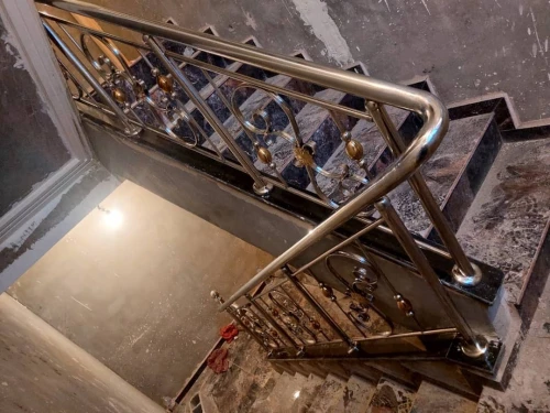 garde corp en inox et en verre, rampe d'escalier en inox et en verre trempé