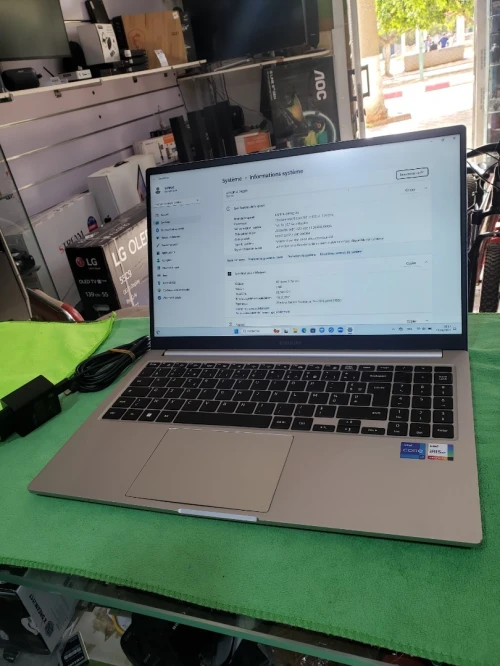 SAMSUNG Galaxy Book3 (15.6", i7,13TH  16GB, Intel Xe Graphics) PETIT TACHE SUR LE CENTRE 