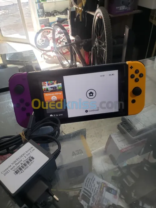 Console NINTENDO Switch 2021 non flashé + 2 Joy Con Violet & Orange