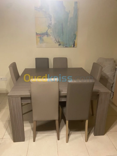 Table à manger et bahut avec miroir 