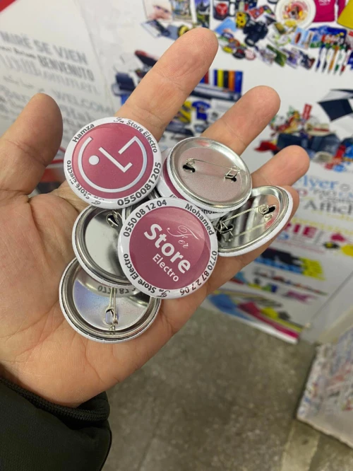 Macarons, Pins, Porte-clés, Médailles Personnalisés.